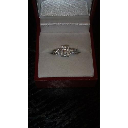 18CT BUCKLE-STYLE RING WITH 1CT OF DIAMOND
