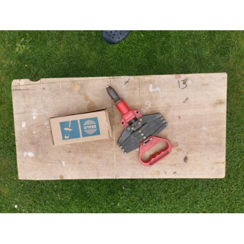 Pop rivet gun