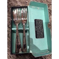 6 Silver plated Pastry Forks.