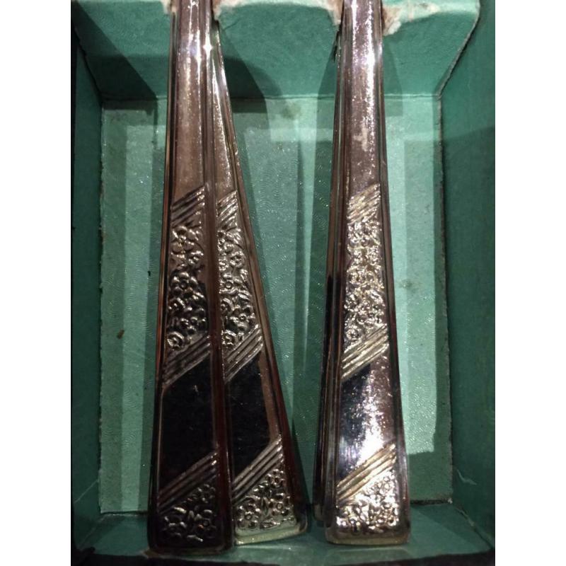 6 Silver plated Pastry Forks.