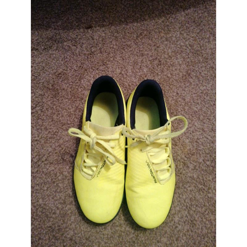 Nike phantom venom junior astro turf trainers size 4