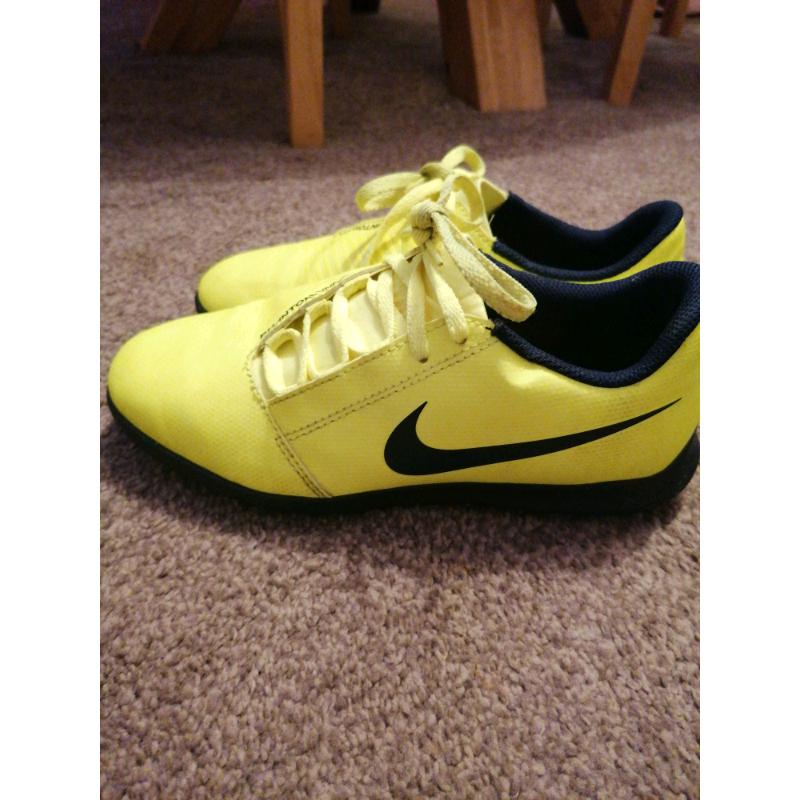 Nike phantom venom junior astro turf trainers size 4