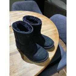 Black uggs size 1